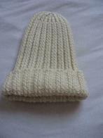 Bonnets en pure laine de couleur blanc cassé. 15 euros la pi, Taille 38/40 (M), Bonnet, Enlèvement ou Envoi, Neuf