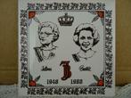 Gedenktegel Juliana Beatrix 1948 -1980 Kroning curiosa kunst, Verzamelen, Overige typen, Ophalen of Verzenden, Zo goed als nieuw