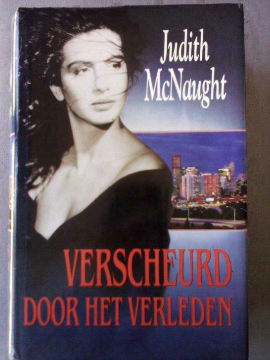 Verscheurd door het verleden. Roman. Judith McNaught, Boeken, Romans, Gelezen, Ophalen of Verzenden
