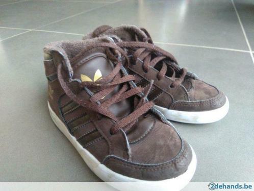 bruine Adidas hardcourt sneakers maat 27, Kinderen en Baby's, Kinderkleding | Schoenen en Sokken, Gebruikt, Sportschoenen, Jongen of Meisje