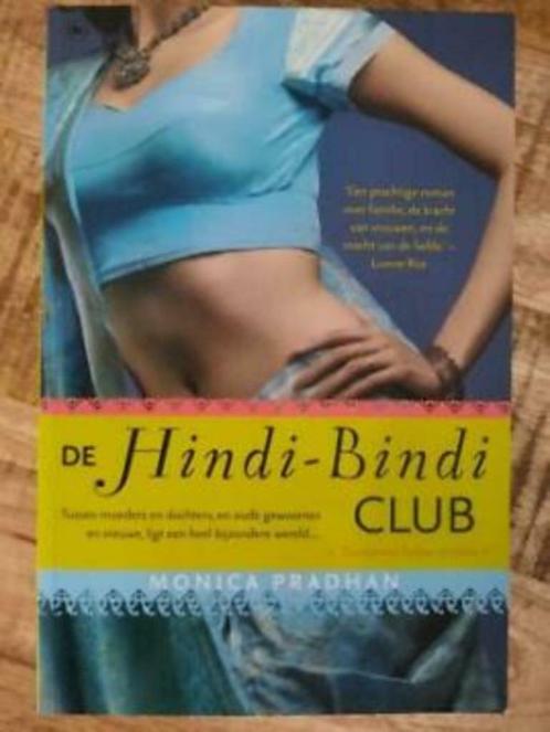 Boek "De Hindi-Bindi club" door Monica Pradhan, Boeken, Romans, Zo goed als nieuw, Ophalen of Verzenden