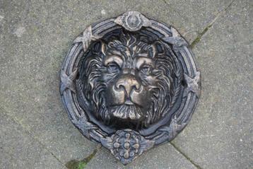 Frappe porte ,heurtoir en fonte patinée bronze(tête de lion)