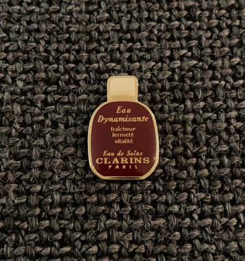 PIN - CLARINS - PARIS - EAU DE SOINS - PARFUM, Envoi, Comme neuf, Marque, Insigne ou Pin's