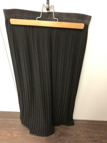 Zwarte lange plooirok van Kontatto, Enlèvement ou Envoi, Comme neuf, Taille 38/40 (M), Noir