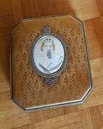 Boite ancienne avec médaillon Reine Astrid (1934), Collections, Maisons royales & Noblesse, Enlèvement, Utilisé