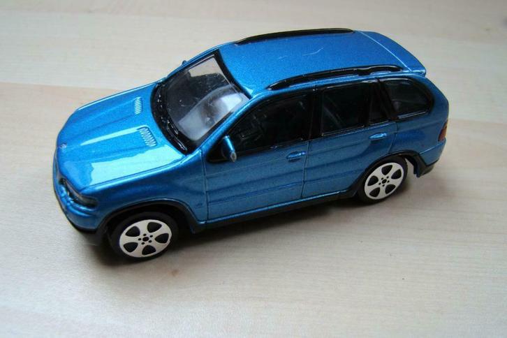 auto op schaal 1:43 = BMW X5 Maisto =11cm x4cm, Hobby en Vrije tijd, Modelauto's | 1:43, Zo goed als nieuw, Auto, Overige merken