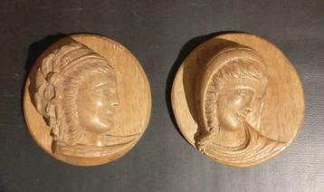 Médaillons en chêne .Sculpture de 2 têtes féminines
