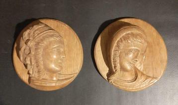 Eiken medaillons Sculptuur van 2 vrouwenhoofden beschikbaar voor biedingen