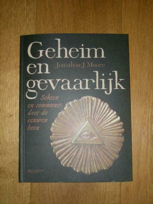 Geheim en gevaarlijk - Sekten en communes door de eeuwen hee, Livres, Histoire mondiale, Comme neuf, Enlèvement ou Envoi