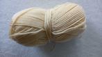 66 grammes de laine à tricoter.couleur vanille.