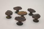 Six poignées (petites) de meuble en bronze ancien