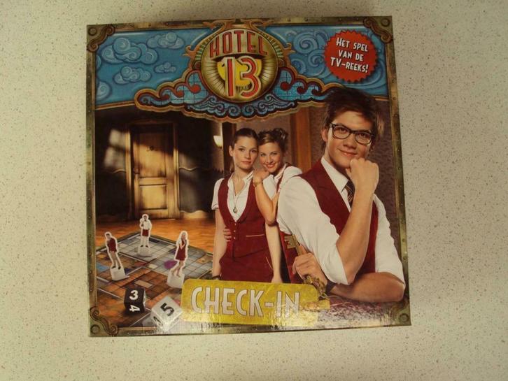 "Hotel 13 Check In" van Studio 100, Hobby en Vrije tijd, Gezelschapsspellen | Bordspellen, Zo goed als nieuw, Ophalen of Verzenden