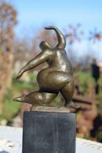 Bronzen beeld gesigneerd op marmeren voet, Antiek en Kunst, Ophalen of Verzenden, Brons