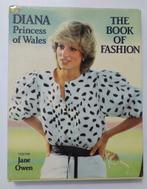 Diana Princess of Wales: The book of fashion - 1983., Comme neuf, Enlèvement ou Envoi