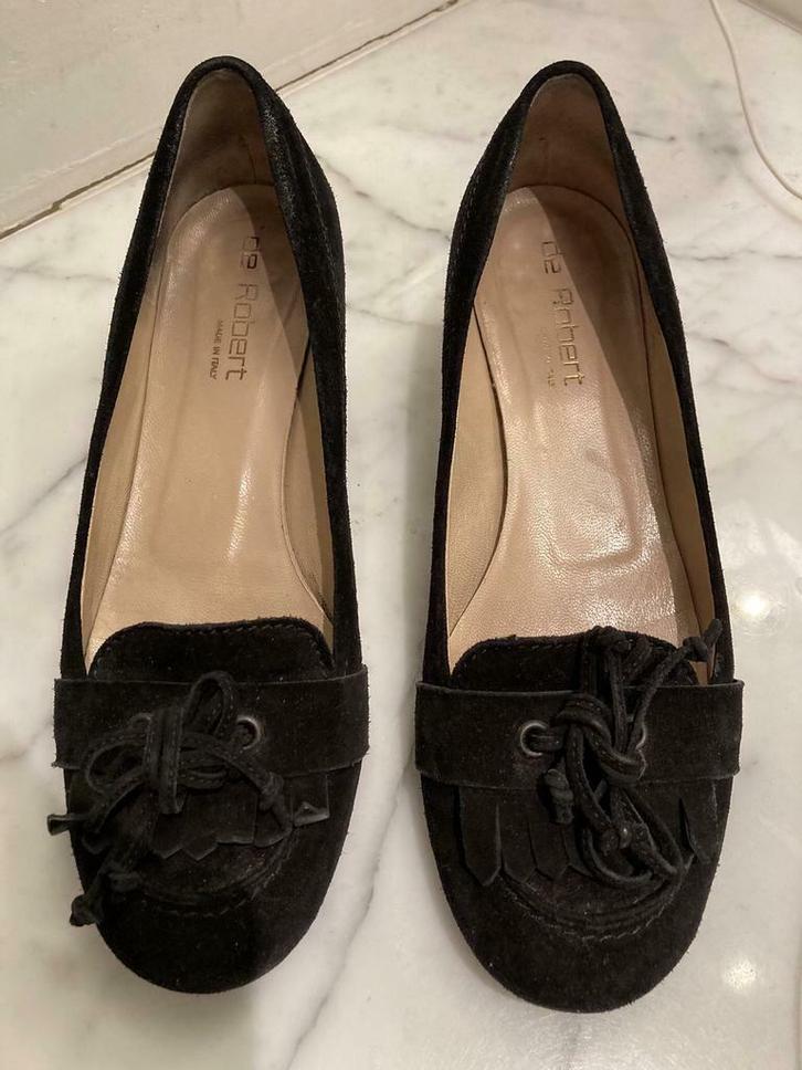 Damespump De Robert-zwarte daim-maat 38,5, Kleding | Dames, Schoenen, Zo goed als nieuw, Ophalen