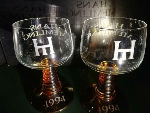 2 Wijnglazen Hans Memling (tekst gegraveerd), Verzamelen, Glas en Drinkglazen, Zo goed als nieuw, Ophalen of Verzenden