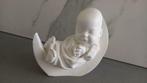 Beeld : baby ligt op de maan, Kinderen en Baby's, Ophalen of Verzenden