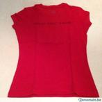 T shirt Calvin Klein rouge avec strass, Porté
