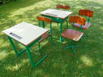 2 TABLES-PUPITRES + 4 CHAISES D'ÉCOLIERS VINTAGES. beschikbaar voor biedingen