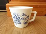 vintage superbe mug tasse motif aster fleurs bleues en arcop, Tasse(s) et/ou soucoupe(s), Utilisé, Enlèvement ou Envoi