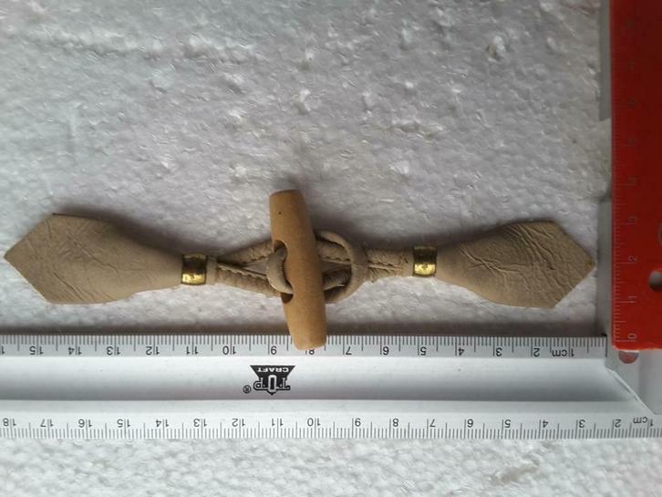 beige imitatieleren kikker met houten stok 40 mm, Hobby en Vrije tijd, Naaien en Fournituren, Nieuw, Ophalen of Verzenden