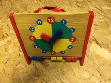 Houten klok beschikbaar voor biedingen