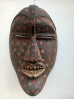 Groot tweekleurig woyo-masker. H 33 cm B 22 cm