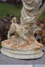 Standbeeld van een elegante dame en haar hond in gepatineerd, Tuin en Terras, Ophalen of Verzenden, Zo goed als nieuw, Overige materialen