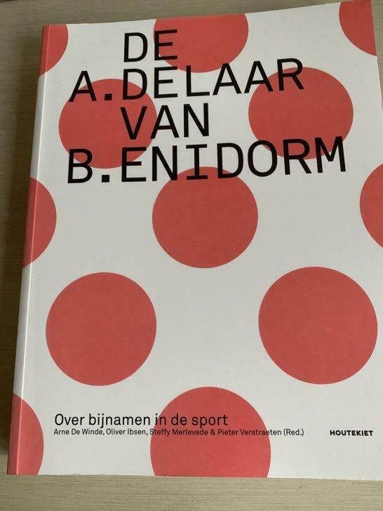 De A. delaar van B.enidorm. Over bijnamen in de sport., Boeken, Sportboeken, Gelezen, Ophalen of Verzenden
