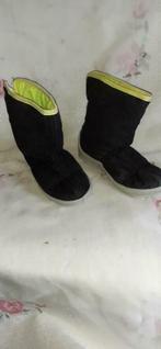 Paire de pantoufles botte caoutchouc et tissu pt 25, Ophalen of Verzenden, Zo goed als nieuw