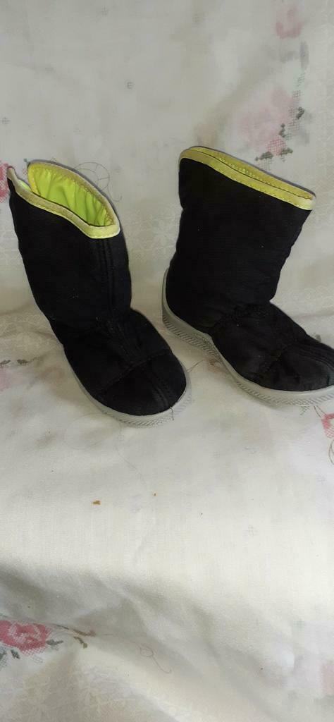 Paire de pantoufles botte caoutchouc et tissu pt 25, Kinderen en Baby's, Kinderkleding | Schoenen en Sokken, Zo goed als nieuw