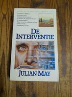 Boek  De interventie - Julian May, Boeken, Ophalen of Verzenden