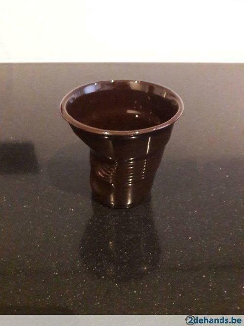 Porseleinen crumpled coffee cup, cappuccino, "revol", Huis en Inrichting, Keuken | Servies, Gebruikt, Kop(pen) en/of Schotel(s)