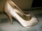 licht beige zijde stof feestschoenen mt 38, Kleding | Dames, Beige, Overige typen, Nieuw, Ophalen of Verzenden