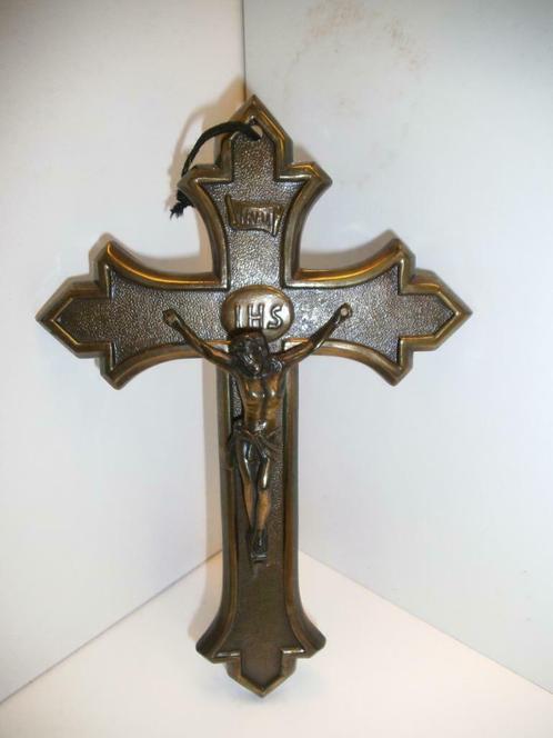 Crucifix couleur bronze antique/vintage (DS140-p), Antiquités & Art, Curiosités & Brocante, Enlèvement ou Envoi