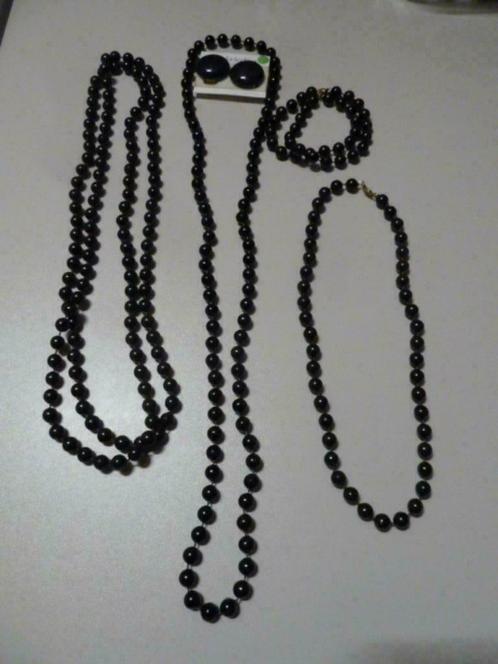 5 colliers de perles+5 xboucles d'oreilles+ 1bracelet noires, Bijoux, Sacs & Beauté, Colliers, Comme neuf, Synthétique, Noir, Enlèvement ou Envoi