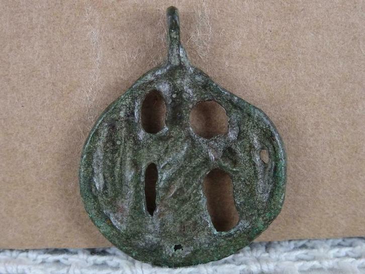Bodemvondst Aartsengel medaillon bronzen hanger circa 1300, Antiek en Kunst, Antiek | Religieuze voorwerpen, Ophalen of Verzenden