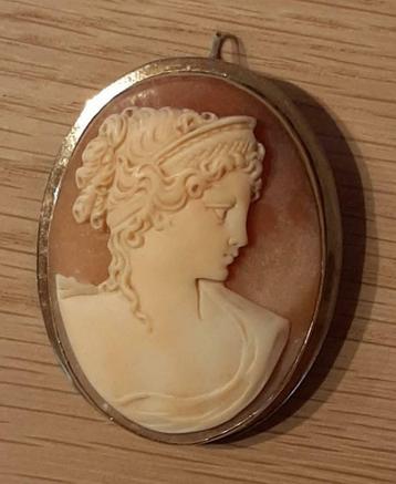 Sieraden. Camay op gouden montuur beschikbaar voor biedingen