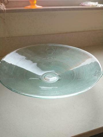 Fruitschaal in gerecycleerd glas beschikbaar voor biedingen
