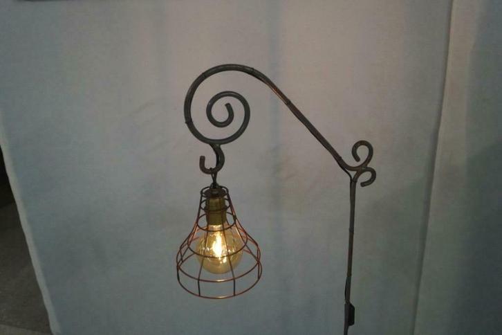oude staande hang-lamp met ijzeren voet H 140 B 70, Huis en Inrichting, Lampen | Vloerlampen, Gebruikt, 100 tot 150 cm, Metaal