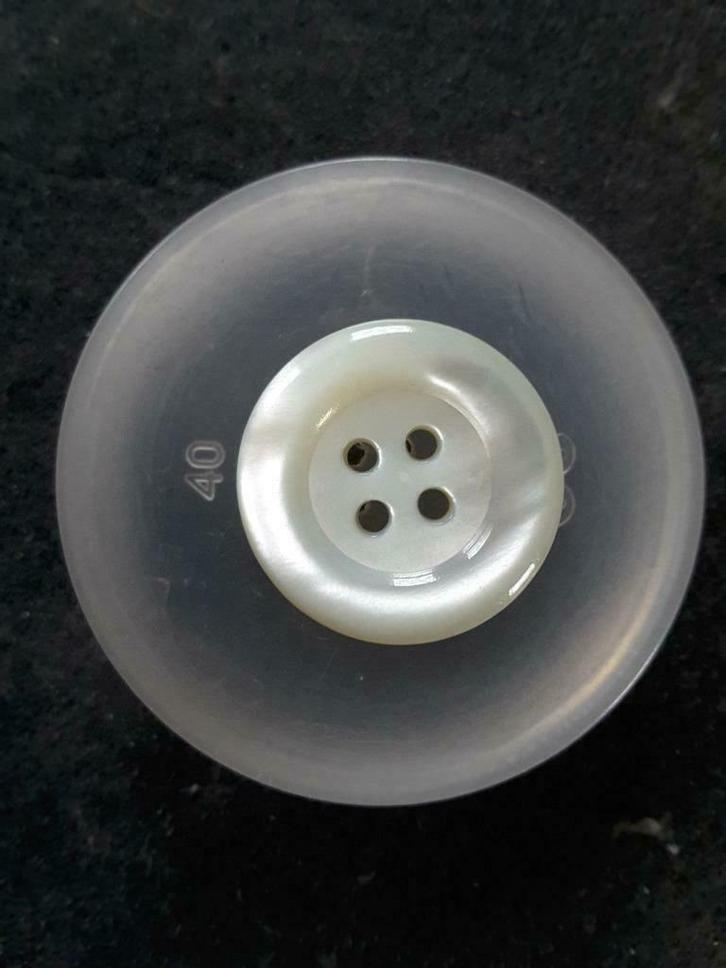 parelmoer knopen 22 mm lichtgroen 4 gaats B12224N, Hobby en Vrije tijd, Naaien en Fournituren, Nieuw, Knoop of Knopen, Ophalen of Verzenden