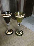 2 glaasjes op voet groen en bruin, Verzamelen, Glas en Drinkglazen, Ophalen of Verzenden, Zo goed als nieuw