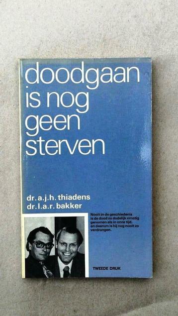 Thiadens & Bakker : Doodgaan is nog geen sterven, Enlèvement ou Envoi, Comme neuf, Dr. A.J.H.THiadens & dr. L.A.R. Bakker