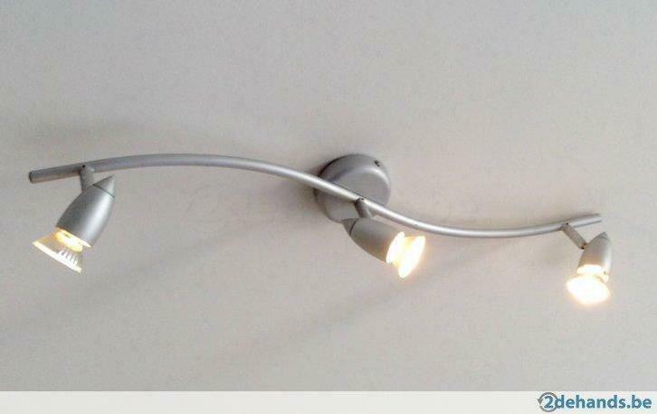 A vendre 2 plafonniers modernes 3 spots, Maison & Meubles, Lampes | Suspensions, Comme neuf, Métal, Enlèvement