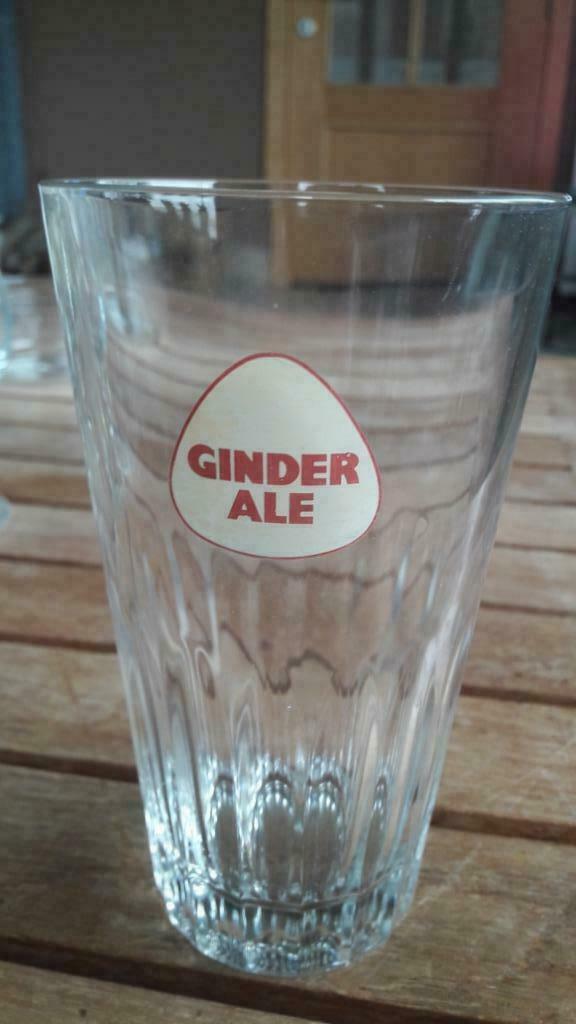 2 x Glas Ginder Ale (33 cl), Verzamelen, Glas en Drinkglazen, Zo goed als nieuw, Bierglas, Ophalen of Verzenden