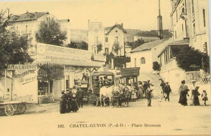 Oude Postkaart: 102. Chatel-Guyon (P.-d-D) - Place Brosson, Verzamelen, Postkaarten | Buitenland, Ongelopen, Frankrijk, Ophalen of Verzenden