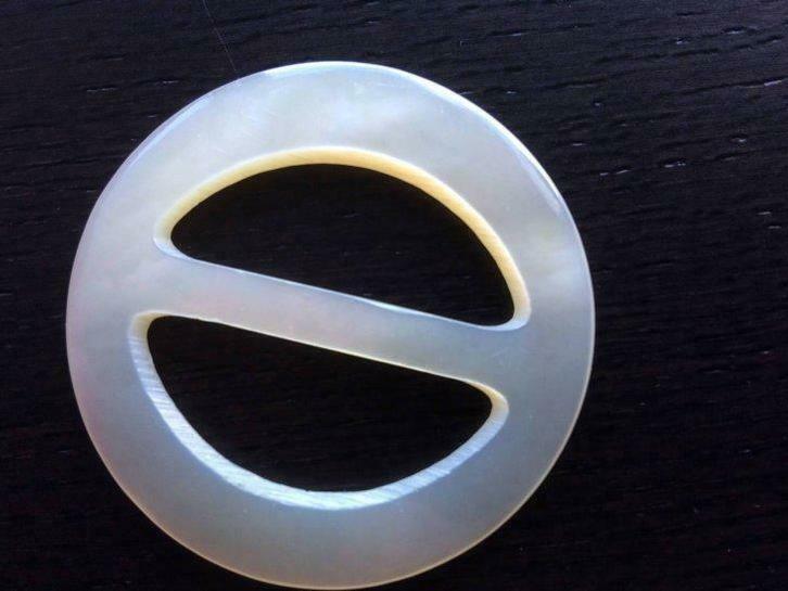 Boucle nacre véritable, neuve !, Hobby & Loisirs créatifs, Couture & Fournitures, Neuf, Envoi