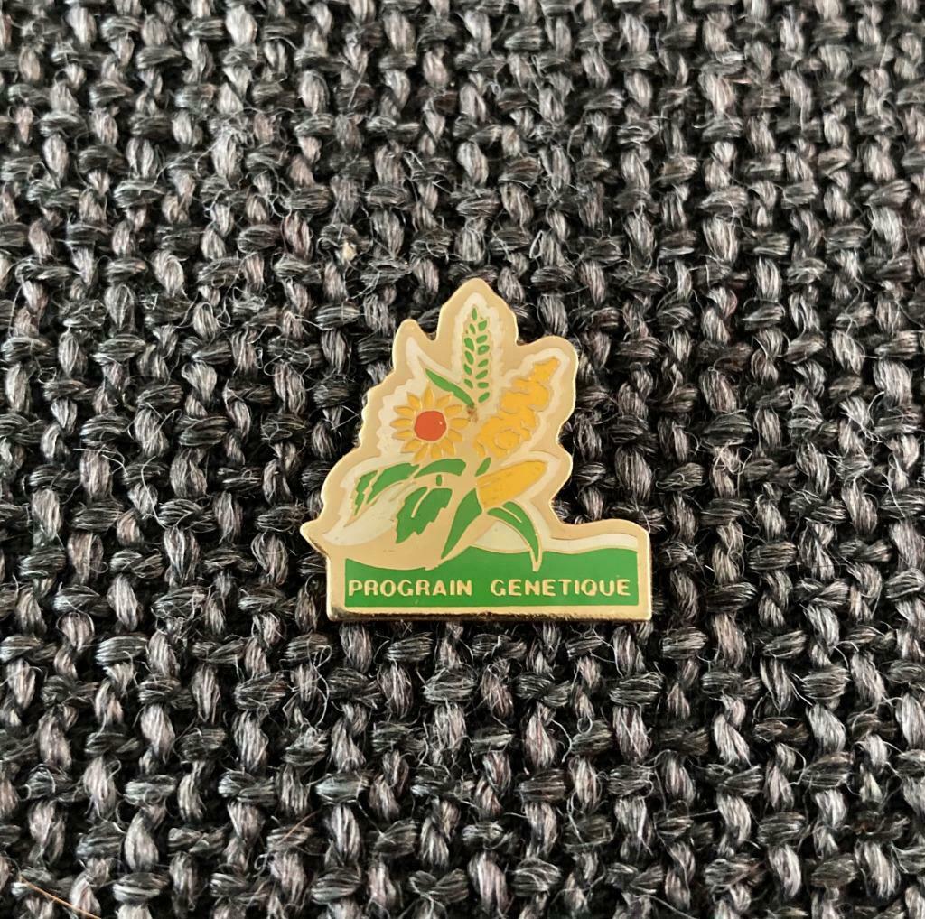 PIN - PROGRAIN GENETIQUE - AGRICULTURE - LANDBOUW, Envoi, Comme neuf, Autres sujets/thèmes, Insigne ou Pin's