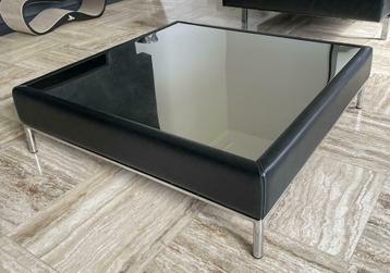 Salontafel in de woonkamer beschikbaar voor biedingen