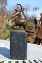 Bronzen beeld gesigneerd op marmeren voet, Ophalen of Verzenden, Brons